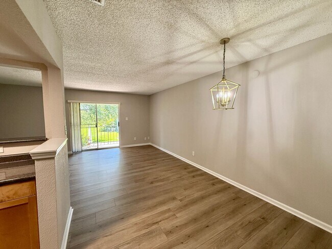 Building Photo - STRATFORD CONVENIENT 1/1 CONDO IN SEMINOLE...