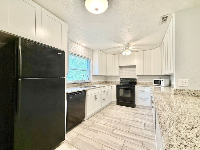 Building Photo - Your DeLand Escape: 4 Bedrooms + Pool at G...