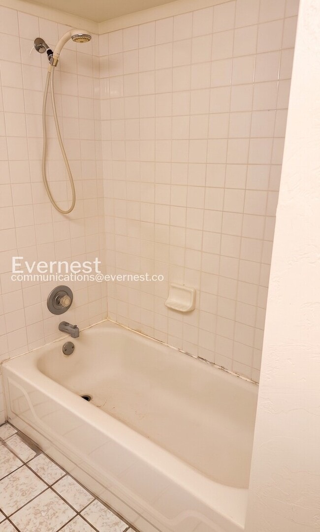 Building Photo - 2 Bed/2 Bath Condo with Modern Amenities / Coming Soon!