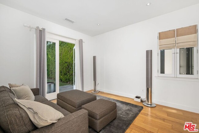 Building Photo - 429 N Lucerne Blvd