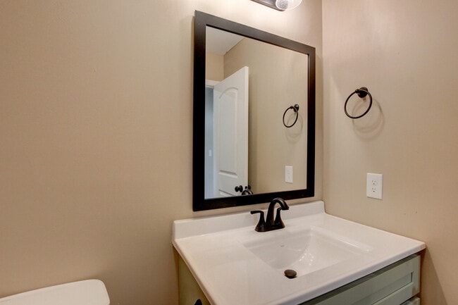 Building Photo - 135 Riverbend Dr