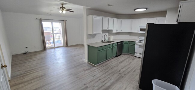 Building Photo - Impeccable 3-bed,2-bath top floor Condo in...