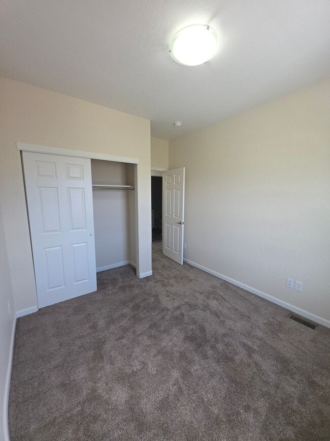 Building Photo - 3 Bed 2.5 Bath PRIME location Townhome!!