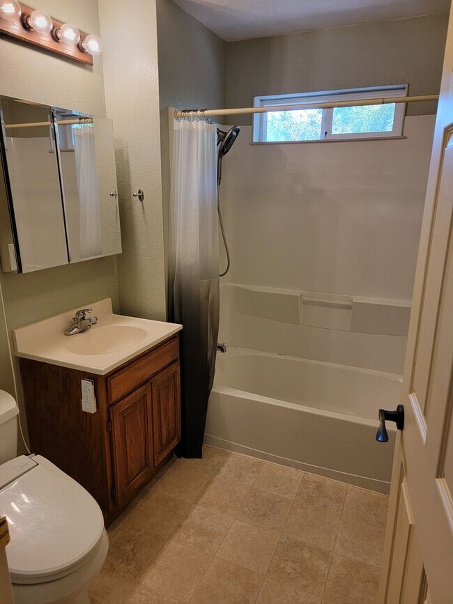 Building Photo - Charming 3 Bed, 1 Bath House with Fenced Yard, Bonus Room and Close to Willamette Park !