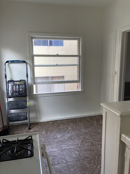 Building Photo - 545 S Hobart Blvd