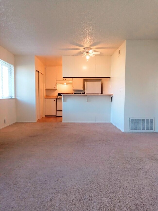 Building Photo - Ground Floor 2bd Condo With On-site Laundr...