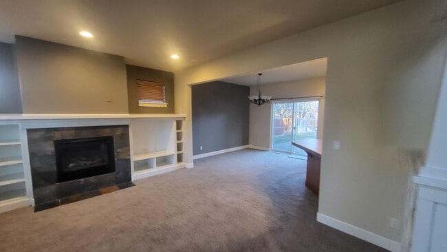 Building Photo - SE Bend 3 bed 2.5 bath Plus BONUS-Fenced