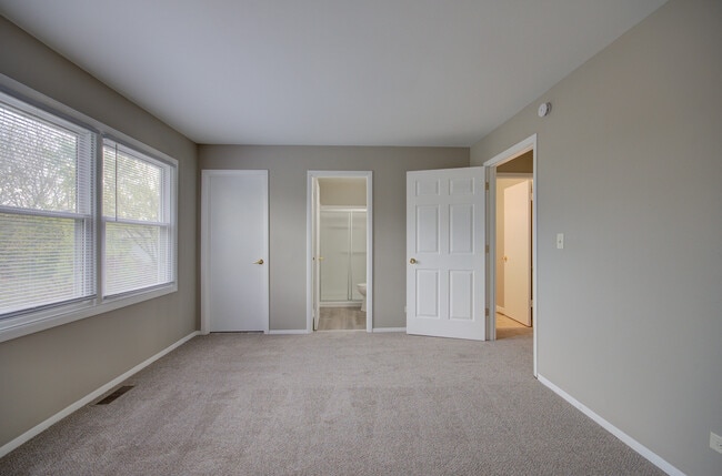 Building Photo - 304 Walnut Cir