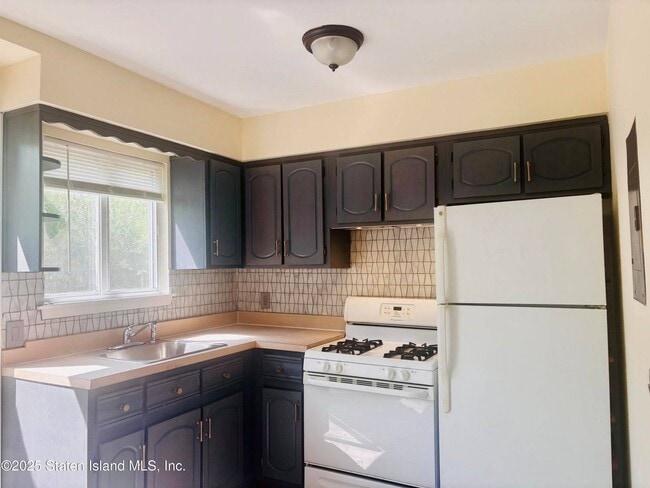 Building Photo - 145 Sandalwood Dr