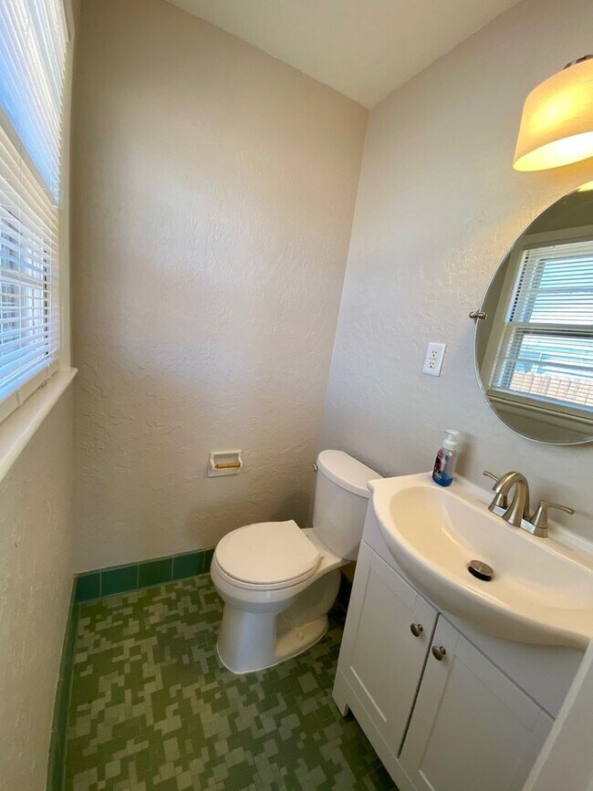 Building Photo - Updated & Renovated in Midtown! 3 Bedrooms...