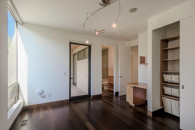 Building Photo - 2510 Skyfarm Dr