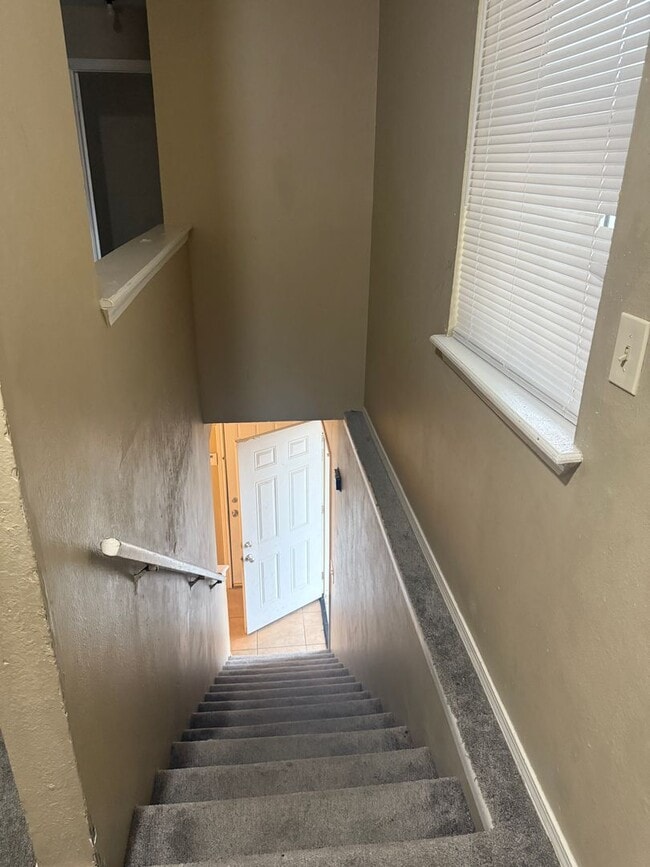 Building Photo - 1128 N Eagle Ln