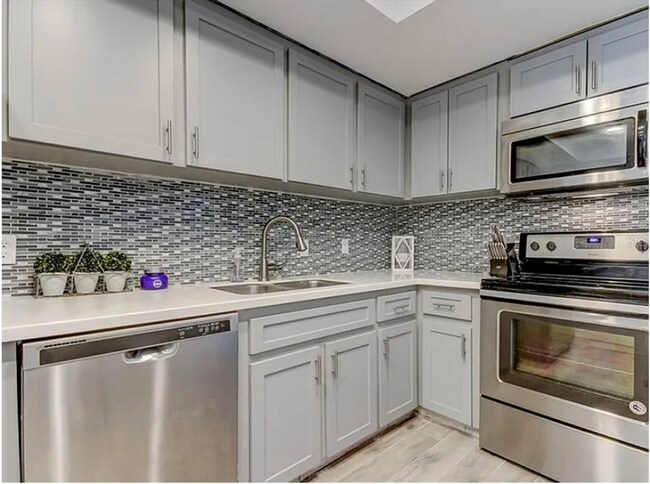Building Photo - LONG TERM - FULLY FURNISHED 2/2 Open water...