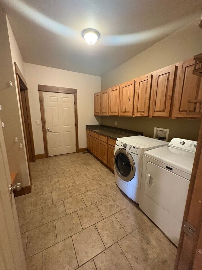 Building Photo - 3114 Madrona Ln