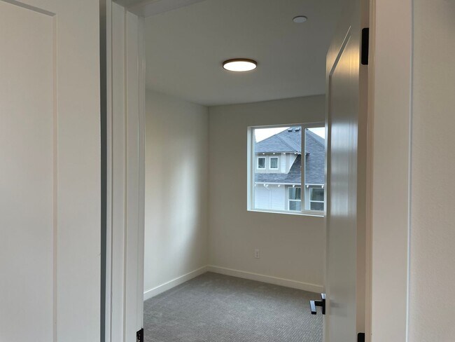 Building Photo - 5575 NE Killingsworth St
