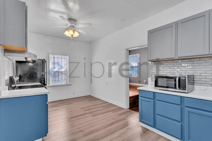 Building Photo - Unit