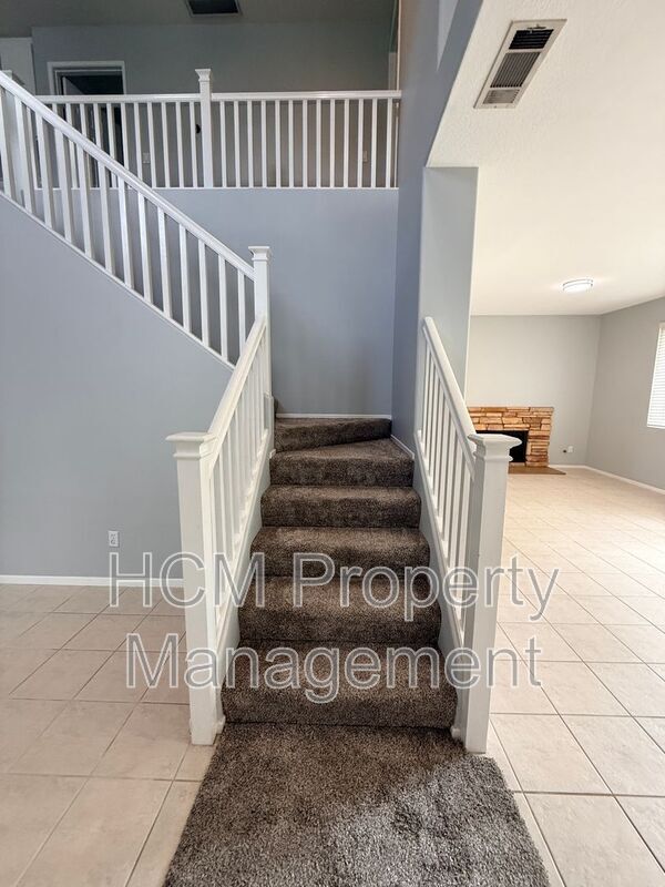 Building Photo - 651 N Jensen Pl