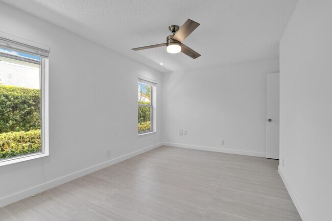 Building Photo - 908 NE 8th Ave