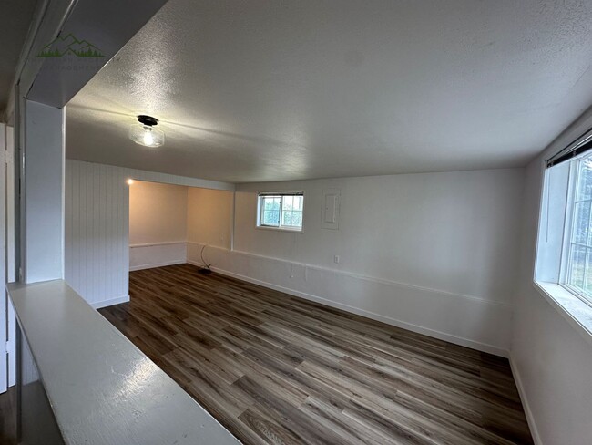 Building Photo - Coburg Beauty!! Renovated 3-bedroom, 2- ba...