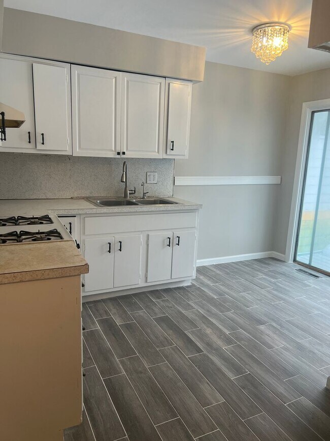 Building Photo - 31-33 Jeffrey Terrace