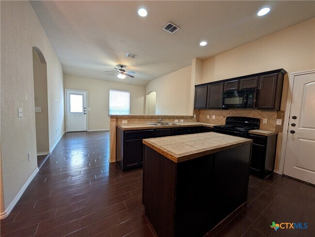 Building Photo - 660 Creekside Cir