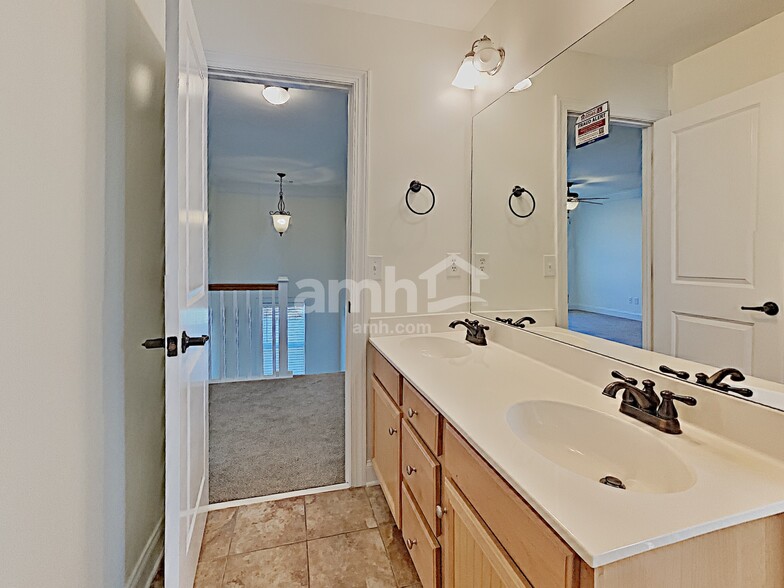 Building Photo - 263 Royal Cres Terrace