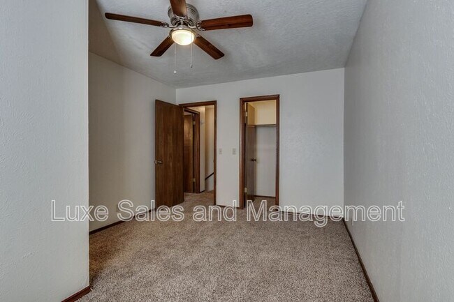 Building Photo - 6004 Paramount Dr