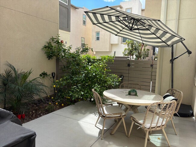 Building Photo - Updated 4 Bedroom 3.5 bath Condo located i...