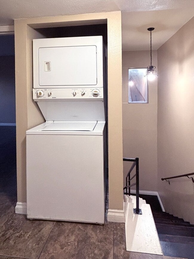 Building Photo - 2 Bedroom / 2 bath townhouse with 1 car garage