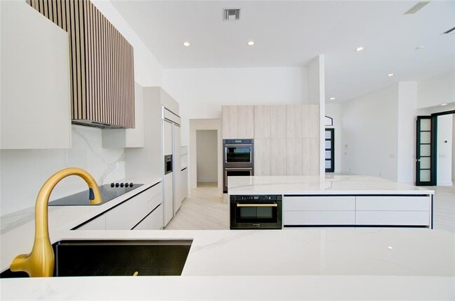 Building Photo - 2550 Jardin Terrace