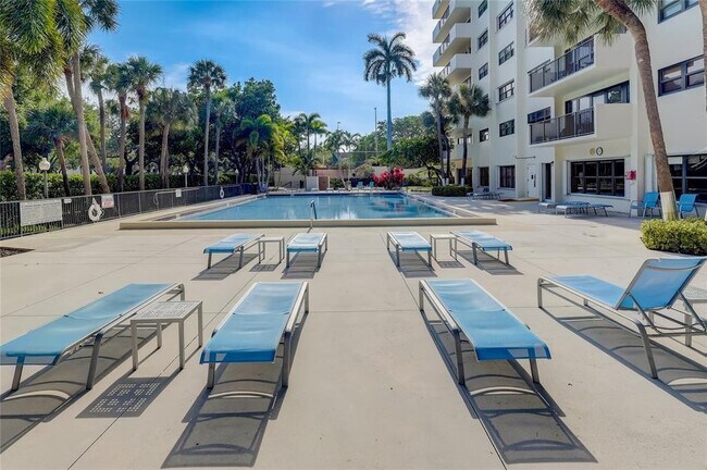 Building Photo - 3200 Port Royale Dr N