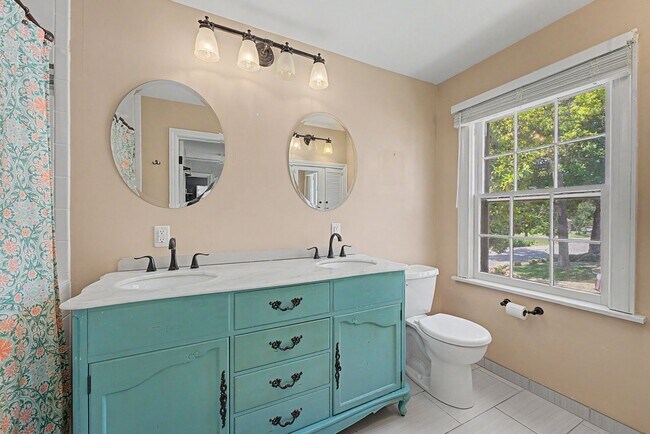 Building Photo - Fully Furnished Maple Ridge Home