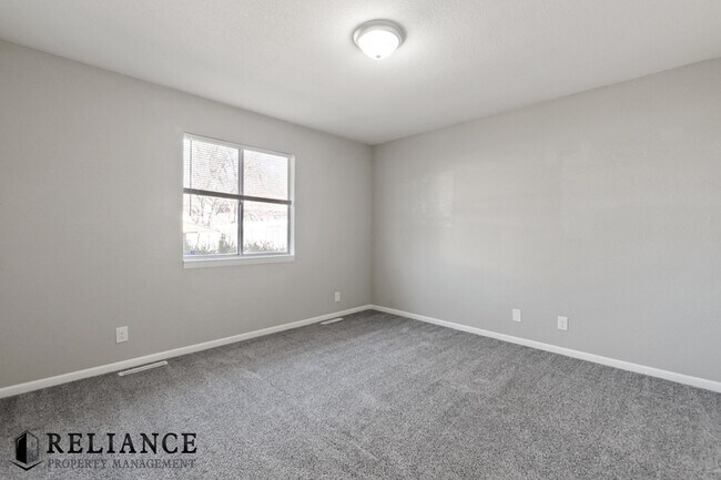 Building Photo - 8712 Lakeland Cir