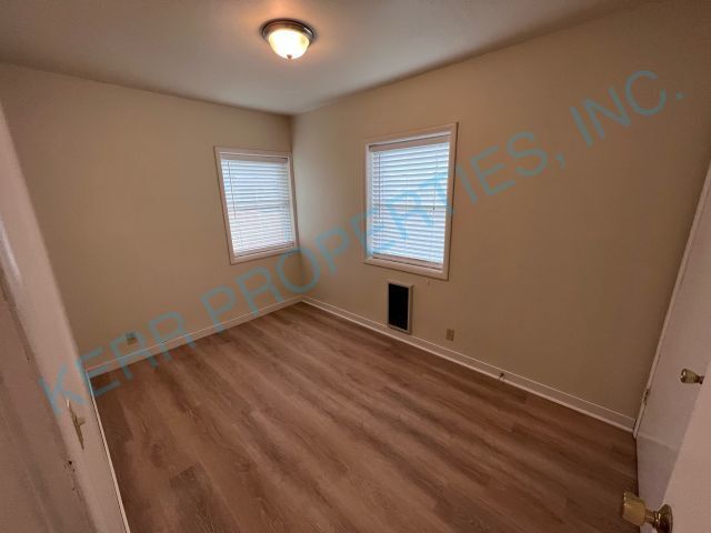 Building Photo - FREE RENT! Charming 2-Bed Duplex in Vibrant SE Portland – Cozy 660 Sq Ft Gem!