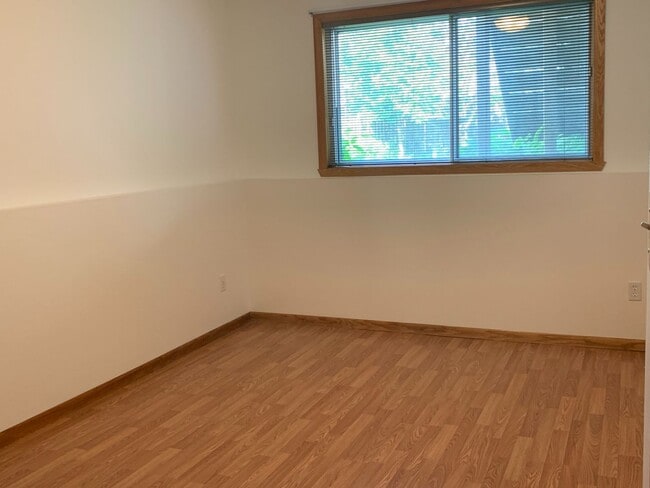 Building Photo - 3 Bedroom Twinhome