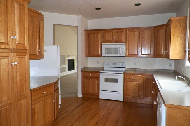 Building Photo - Spacious Ranch Patio Home in Desirable Southridge – Finished Basement & Garage