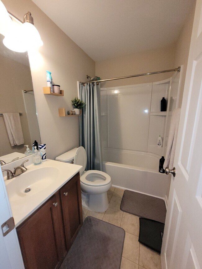 Building Photo - Spacious, Four Bedroom Townhouse With a View!