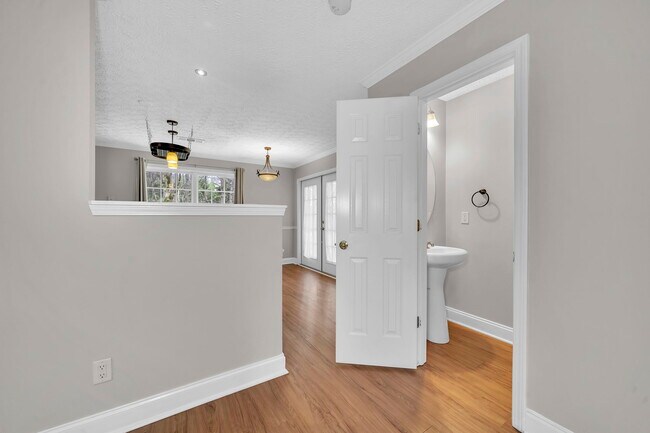 Building Photo - 225 Osmanthus Way