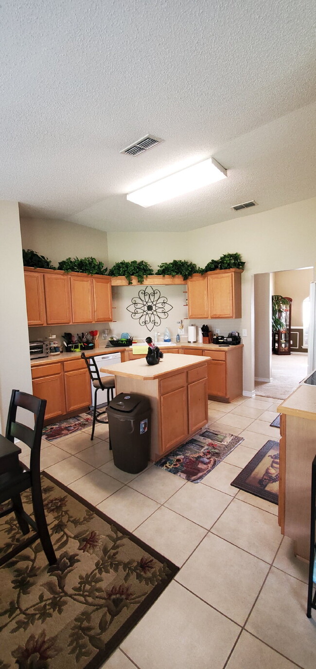 Building Photo - "Spacious 4-Bed Family Home in Milton with...