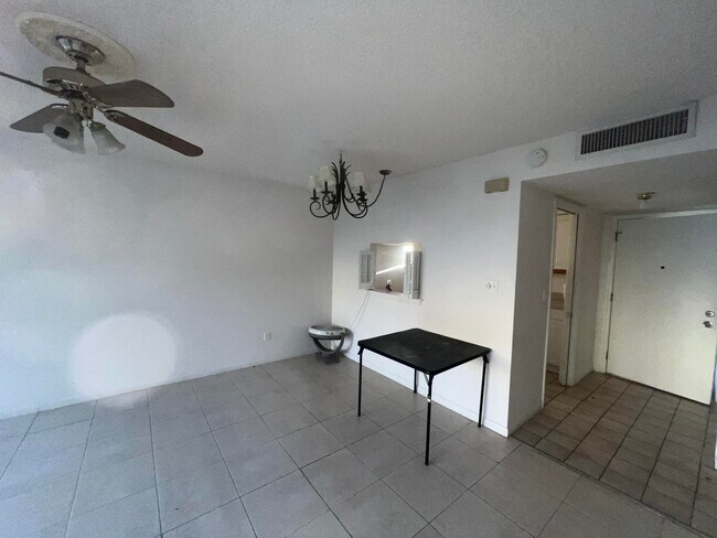Building Photo - 2050 Oleander Blvd