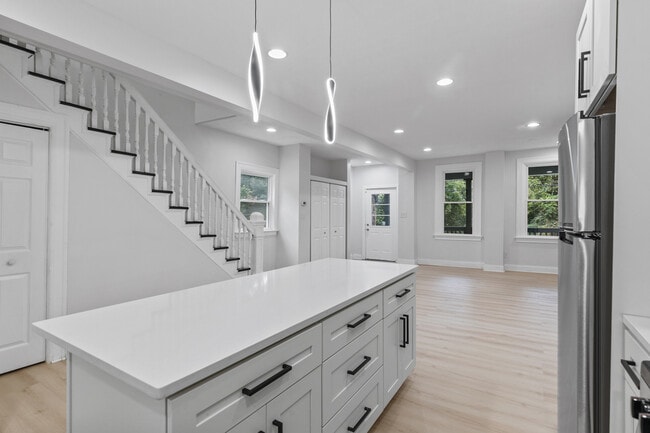 Building Photo - 392 Calderwood Ave