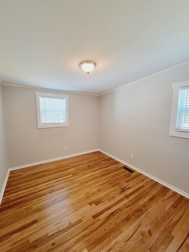 Building Photo - SUNSET PARK - Updated interior and fenced ...