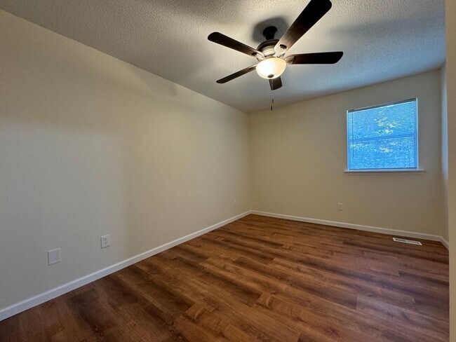 Building Photo - 1511 Rustic Dr