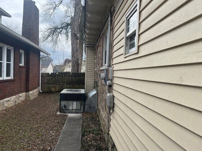 Building Photo - 2502 Blair Blvd