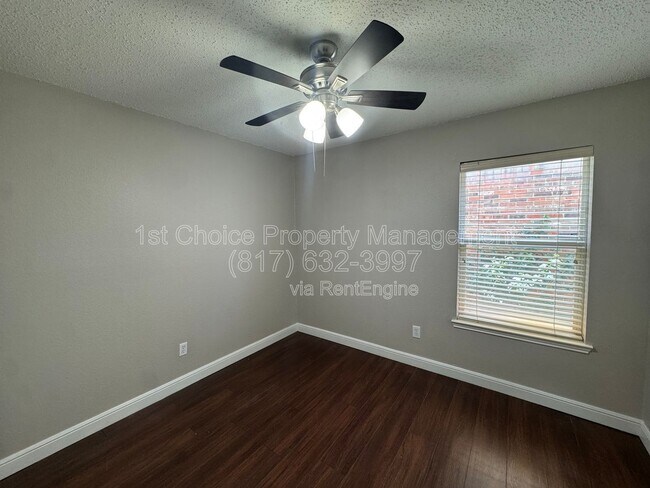 Building Photo - 304 E Clover Park Dr