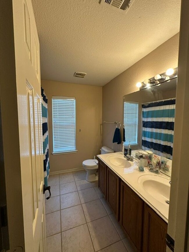 Building Photo - 4 Bed 2.5 Bath Home with Yard in Kyle