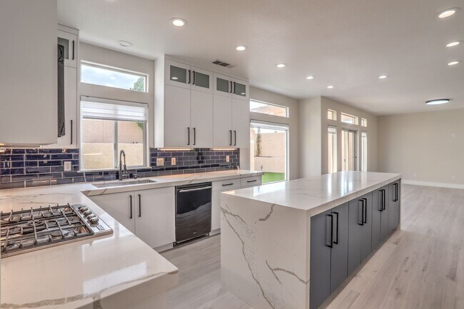 Building Photo - Luxury 5-Bedroom Home in Guard-Gated Community with 3-Car Garage