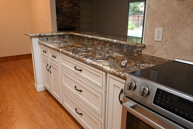 Building Photo - Prime Willow Glen, Just In Time for the Ho...