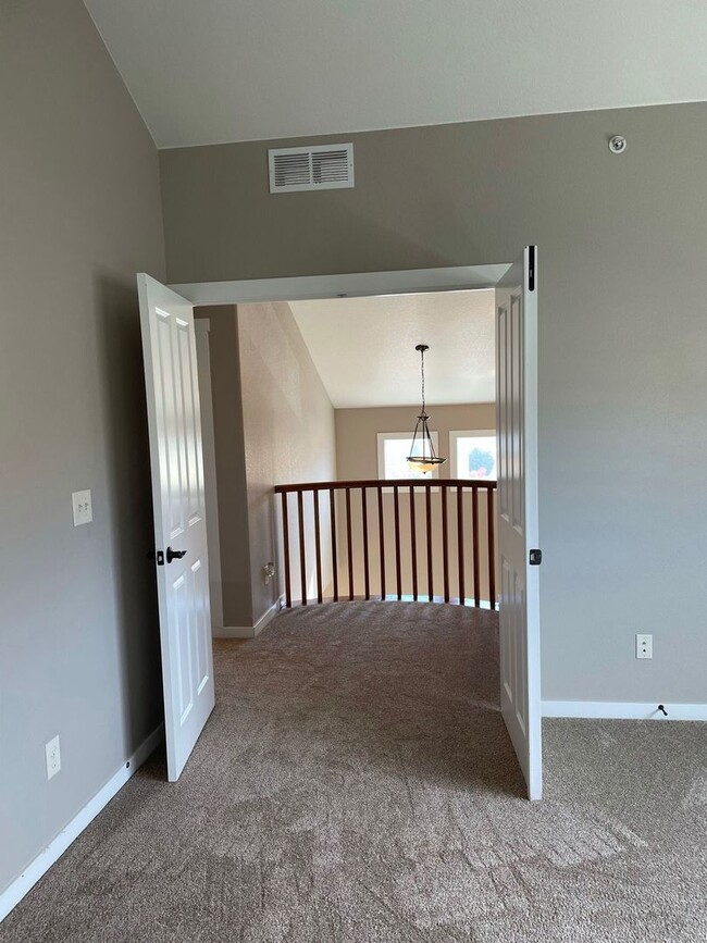 Building Photo - Gorgeous End-Unit Townhome Backing to Open Space!