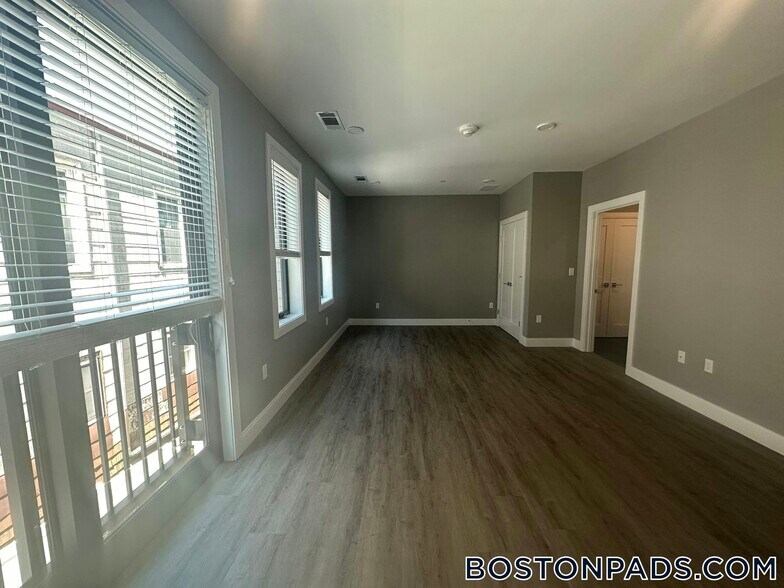 Building Photo - 656 Saratoga St